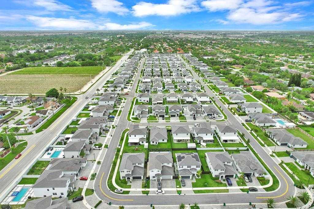 Small Image of 12735 SOUTH WEST 211TH ST #Main, Miami Number 11