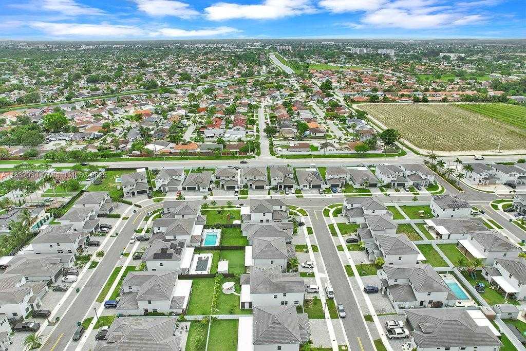 Small Image of 12735 SOUTH WEST 211TH ST #Main, Miami Number 14