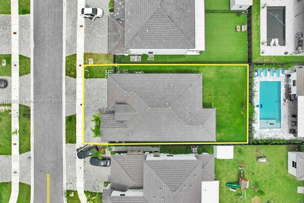Small Image of 12735 SOUTH WEST 211TH ST #Main, Miami Number 15