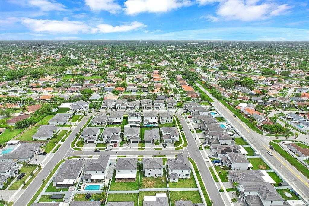Small Image of 12735 SOUTH WEST 211TH ST #Main, Miami Number 6