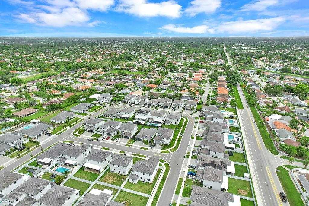 Small Image of 12735 SOUTH WEST 211TH ST #Main, Miami Number 7