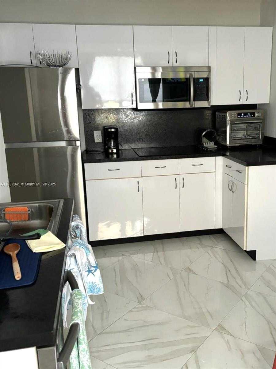Small Image of 1390 OCEAN DR #502, Miami Beach Number 12
