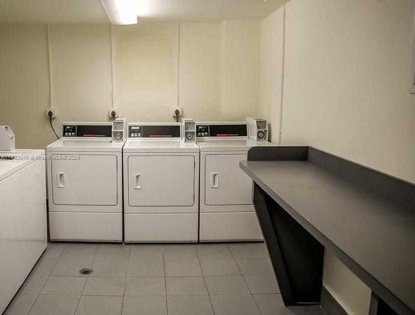 Small Image of 1390 OCEAN DR #502, Miami Beach Number 16