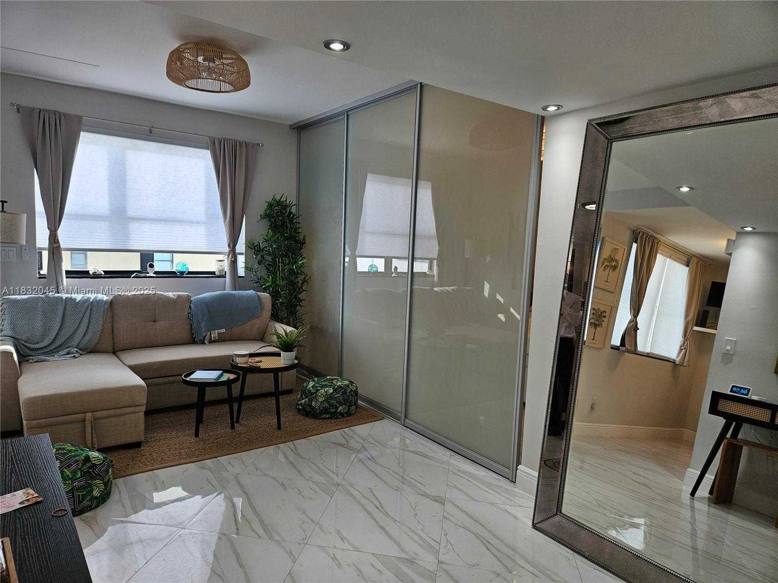Small Image of 1390 OCEAN DR #502, Miami Beach Number 2