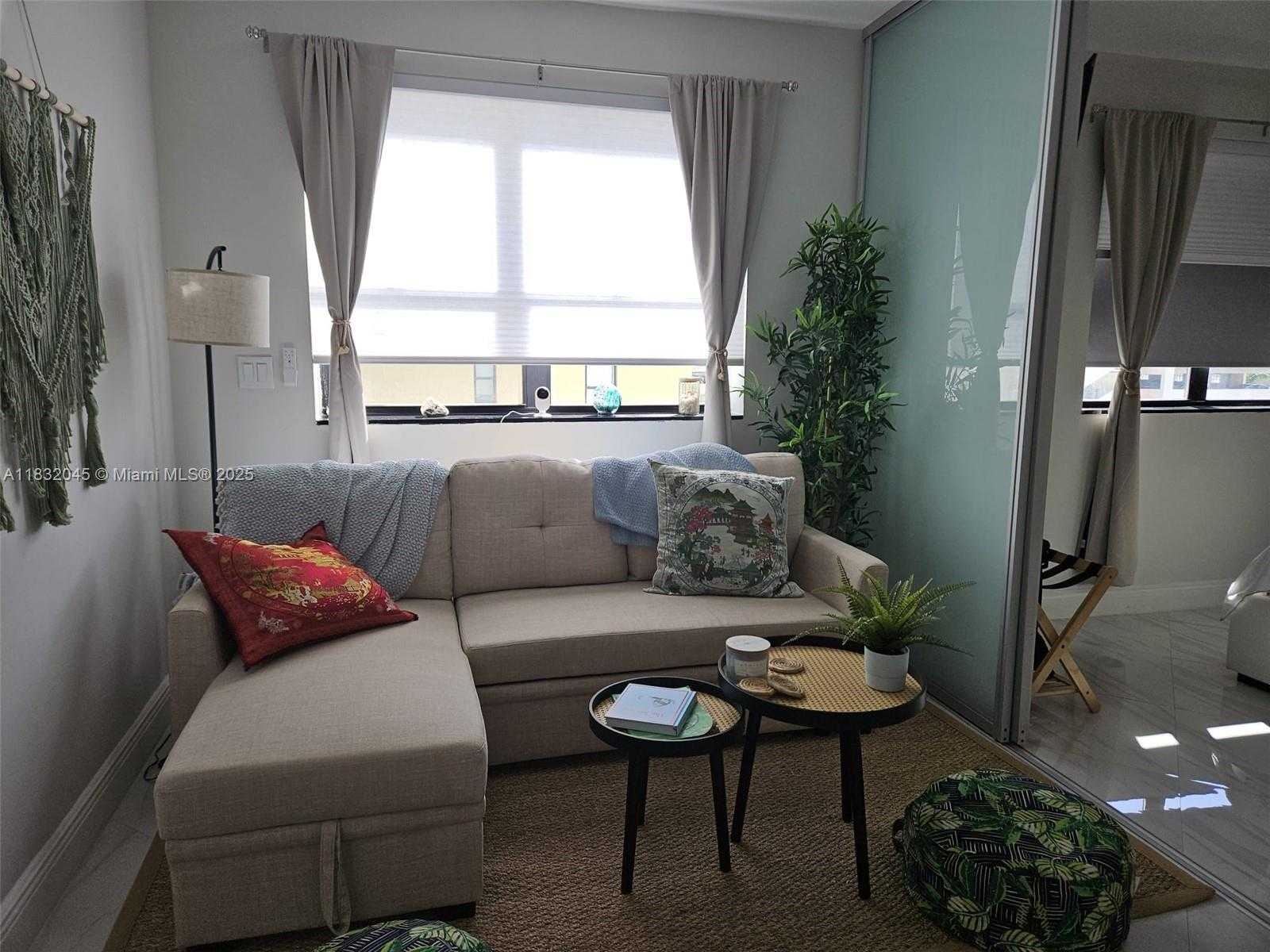 Small Image of 1390 OCEAN DR #502, Miami Beach Number 3