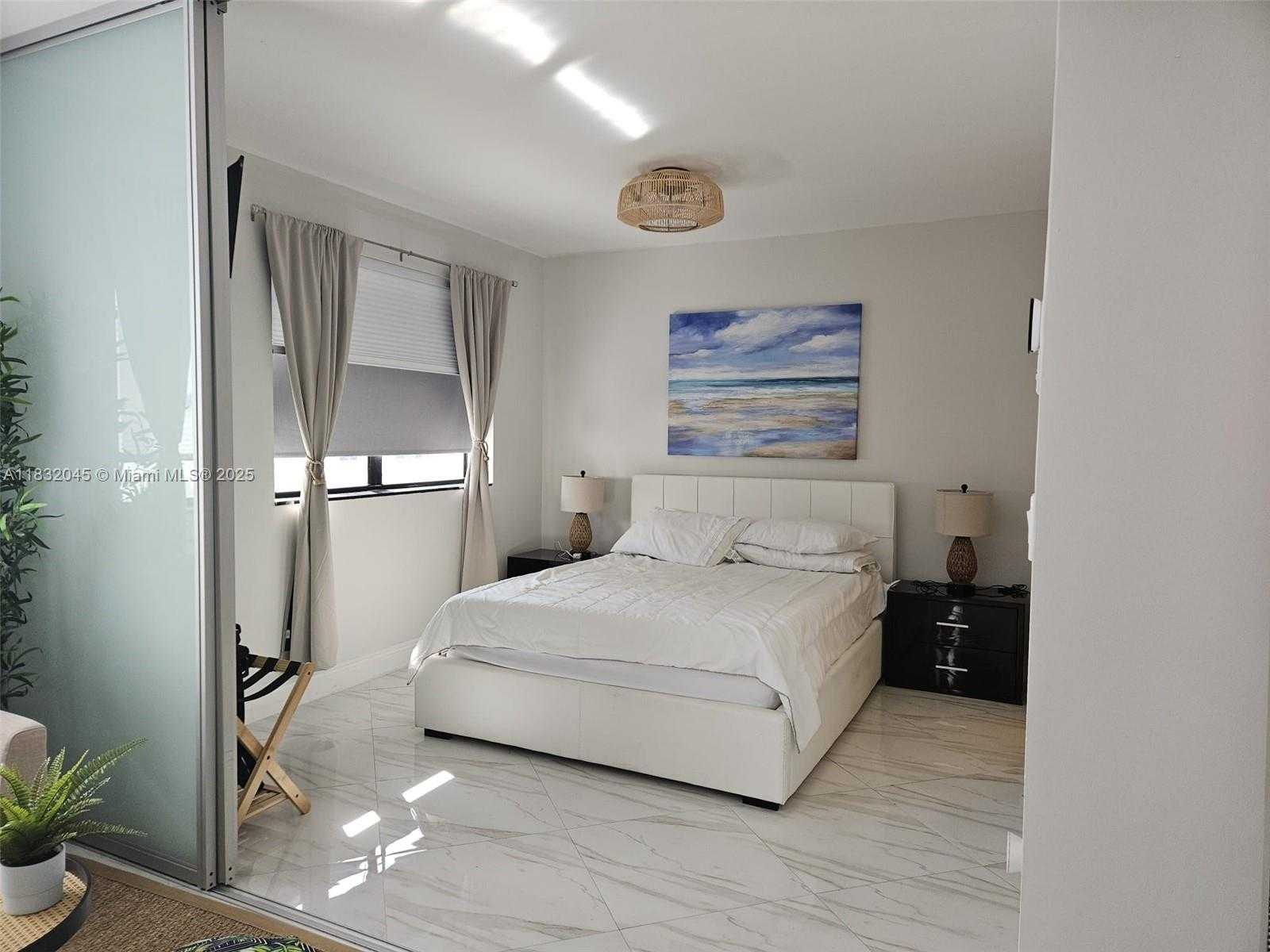 Small Image of 1390 OCEAN DR #502, Miami Beach Number 4