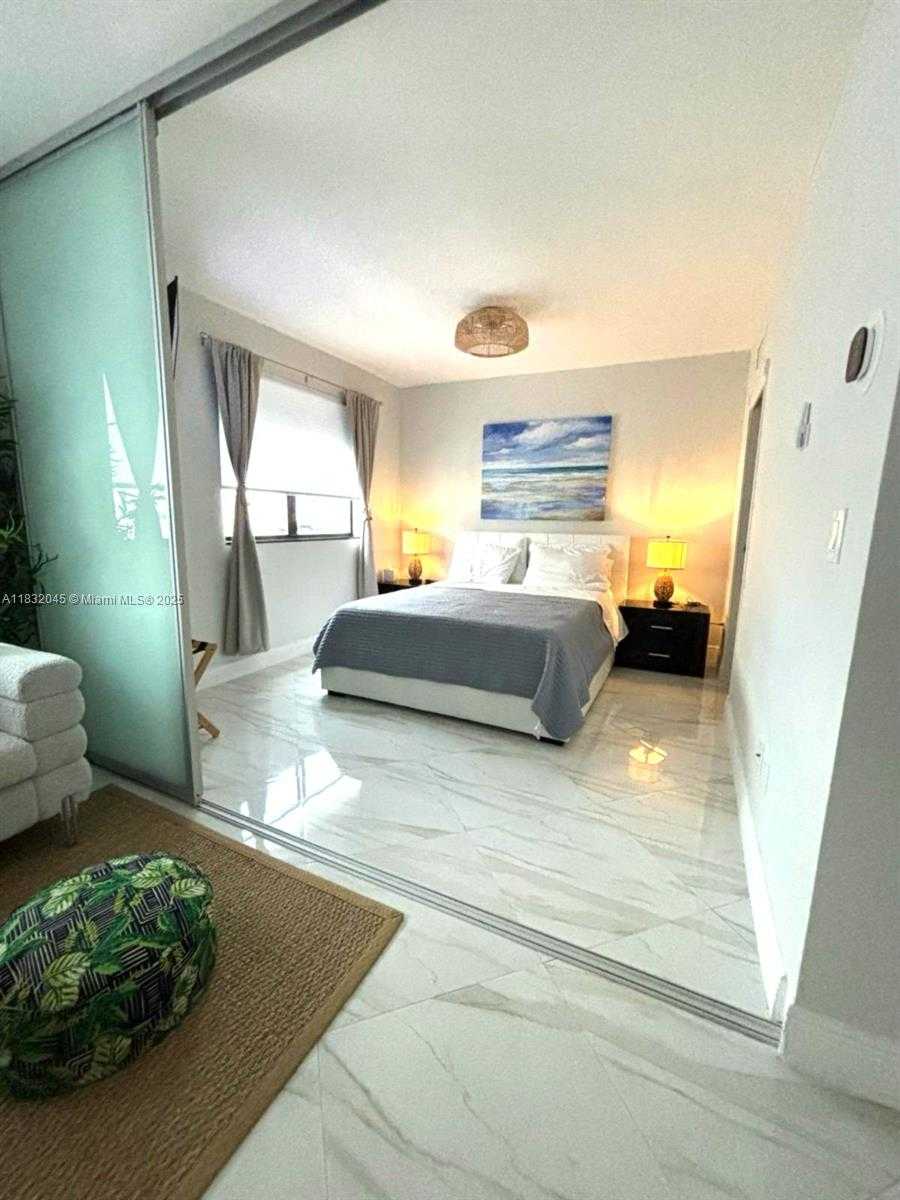 Small Image of 1390 OCEAN DR #502, Miami Beach Number 5