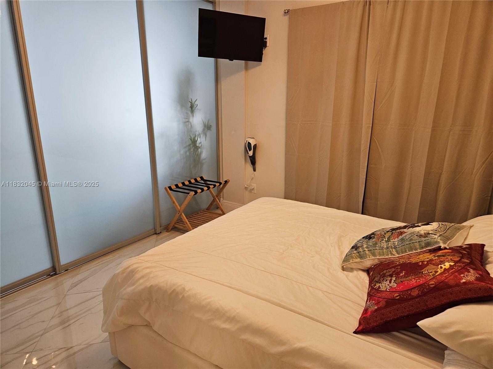 Small Image of 1390 OCEAN DR #502, Miami Beach Number 7