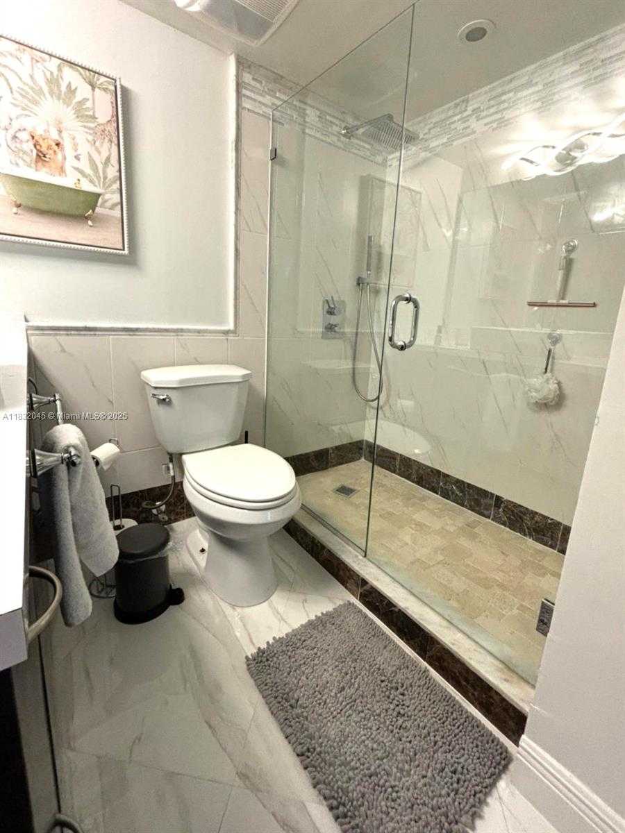 Small Image of 1390 OCEAN DR #502, Miami Beach Number 9