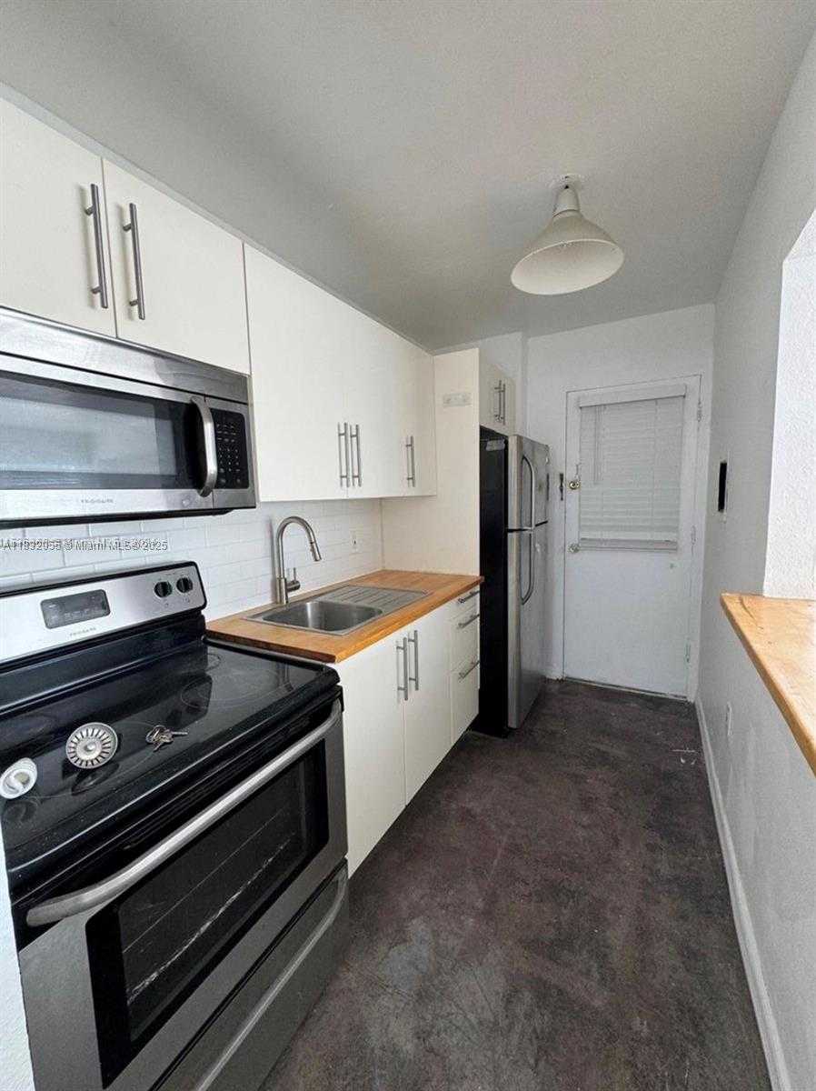 Small Image of 7904 WEST DR #101, North Bay Village Number 5