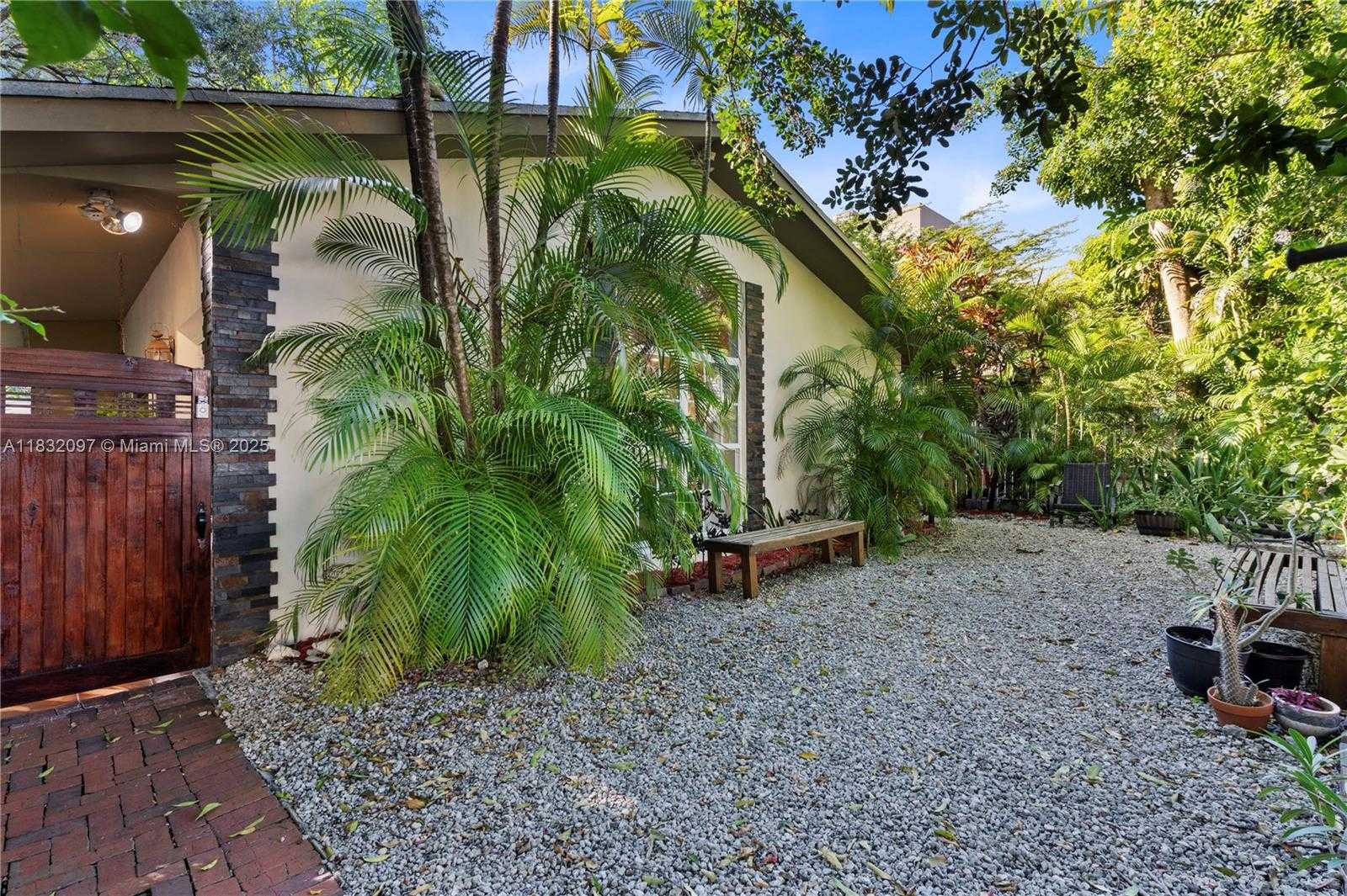 Small Image of 2900 WHITEHEAD ST #A, Miami Number 7