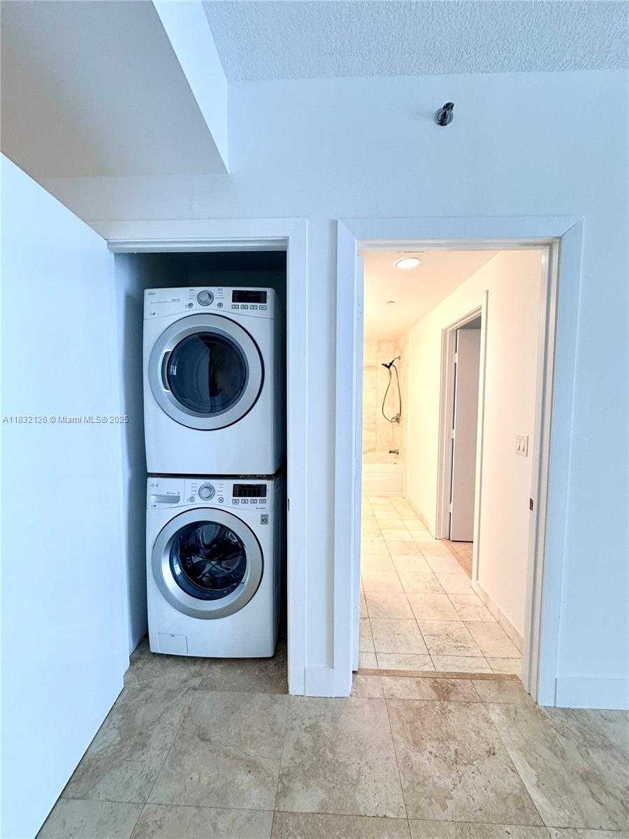 Small Image of 1060 BRICKELL AVE #1815, Miami Number 4