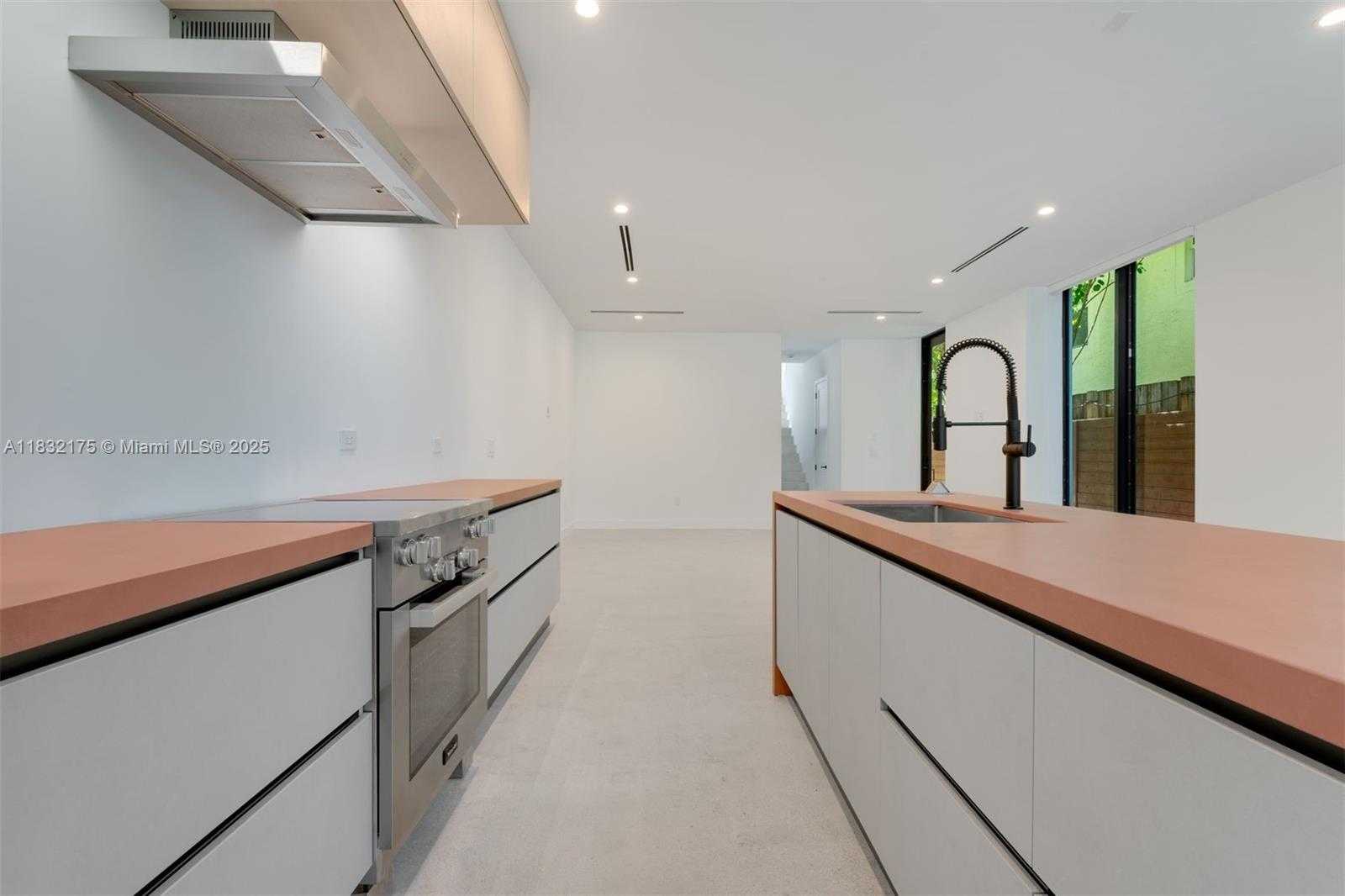 Small Image of 3270 GIFFORD LANE #3270, Miami Number 11