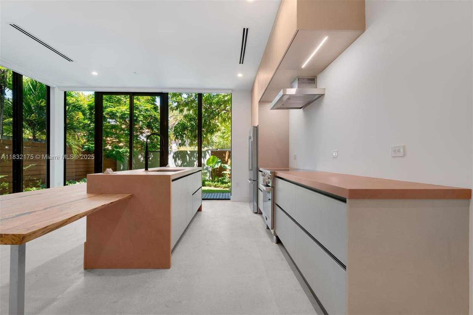 Small Image of 3270 GIFFORD LANE #3270, Miami Number 14