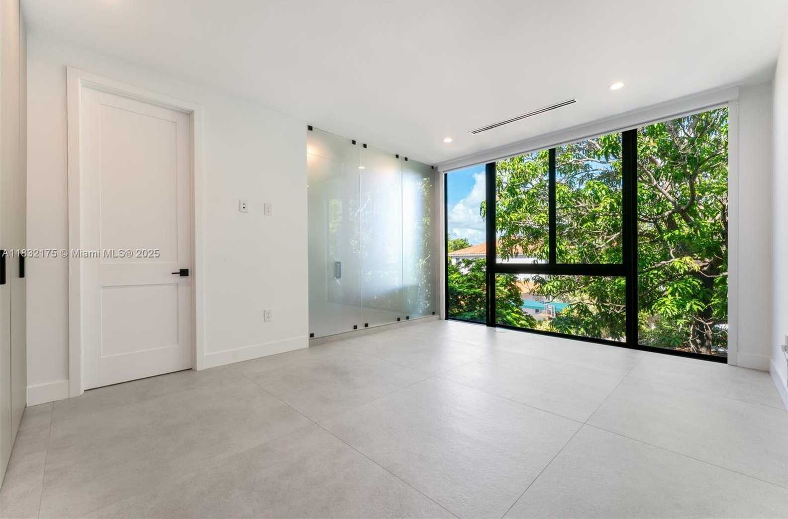 Small Image of 3270 GIFFORD LANE #3270, Miami Number 15