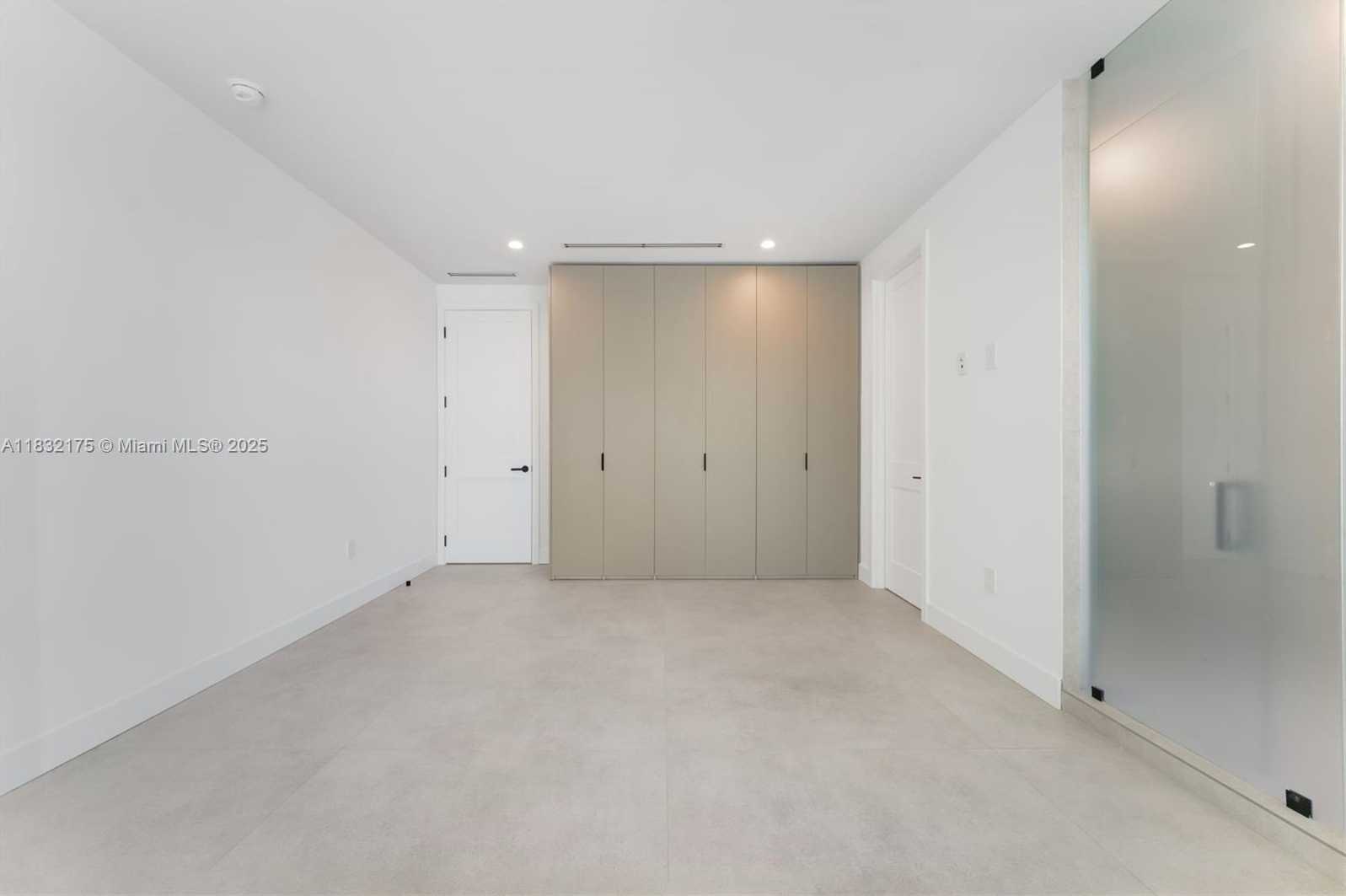 Small Image of 3270 GIFFORD LANE #3270, Miami Number 18