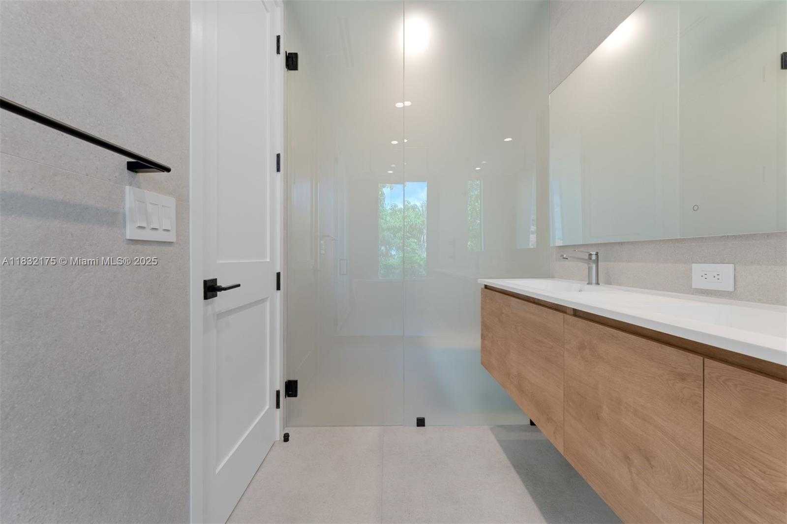 Small Image of 3270 GIFFORD LANE #3270, Miami Number 21