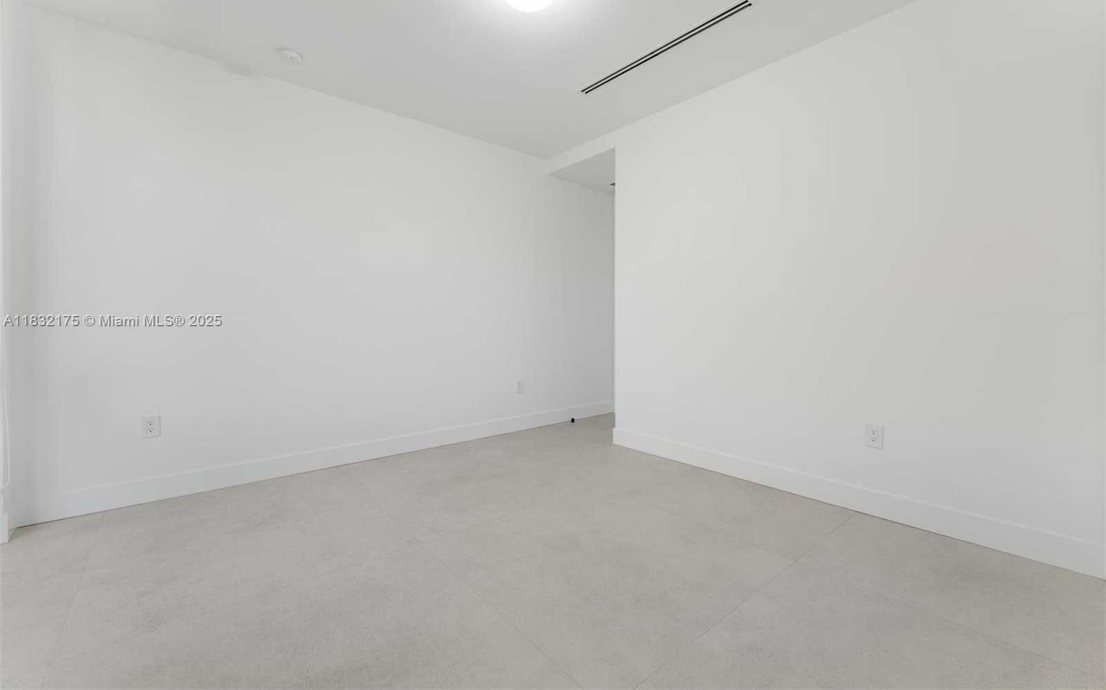 Small Image of 3270 GIFFORD LANE #3270, Miami Number 23