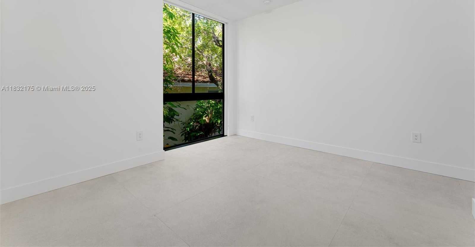 Small Image of 3270 GIFFORD LANE #3270, Miami Number 24