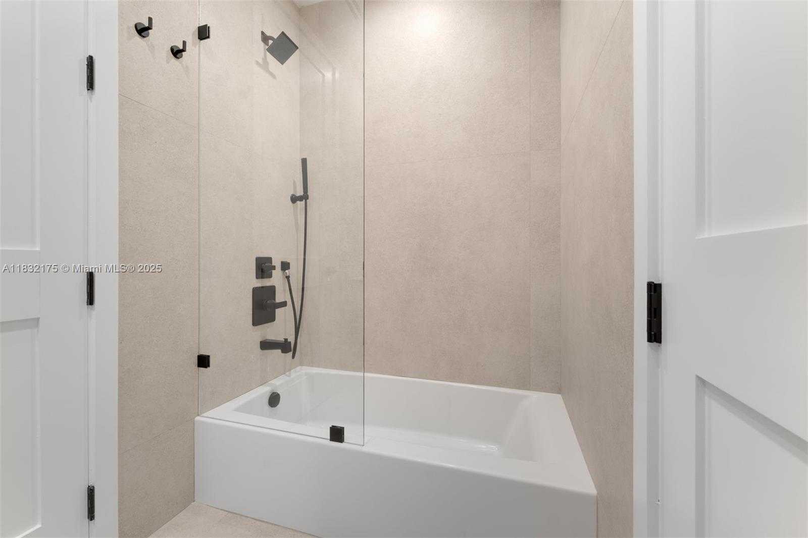 Small Image of 3270 GIFFORD LANE #3270, Miami Number 26