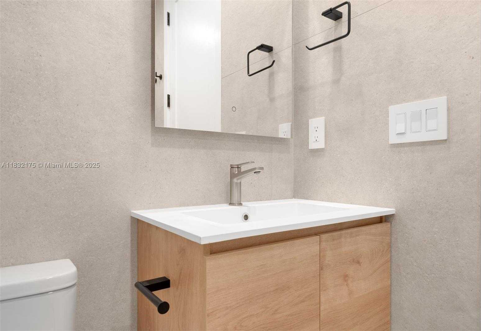 Small Image of 3270 GIFFORD LANE #3270, Miami Number 27