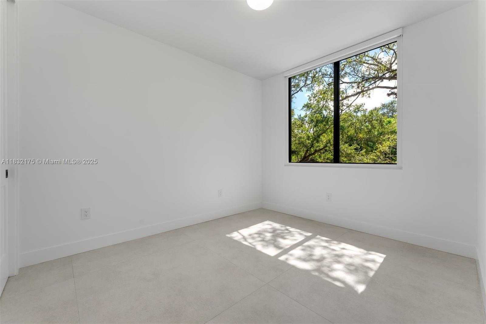 Small Image of 3270 GIFFORD LANE #3270, Miami Number 29
