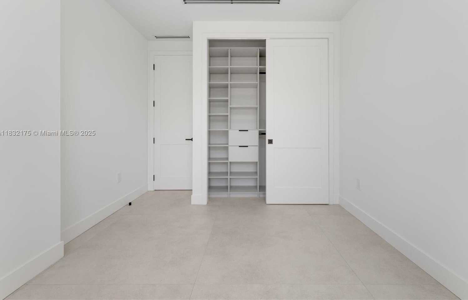 Small Image of 3270 GIFFORD LANE #3270, Miami Number 31