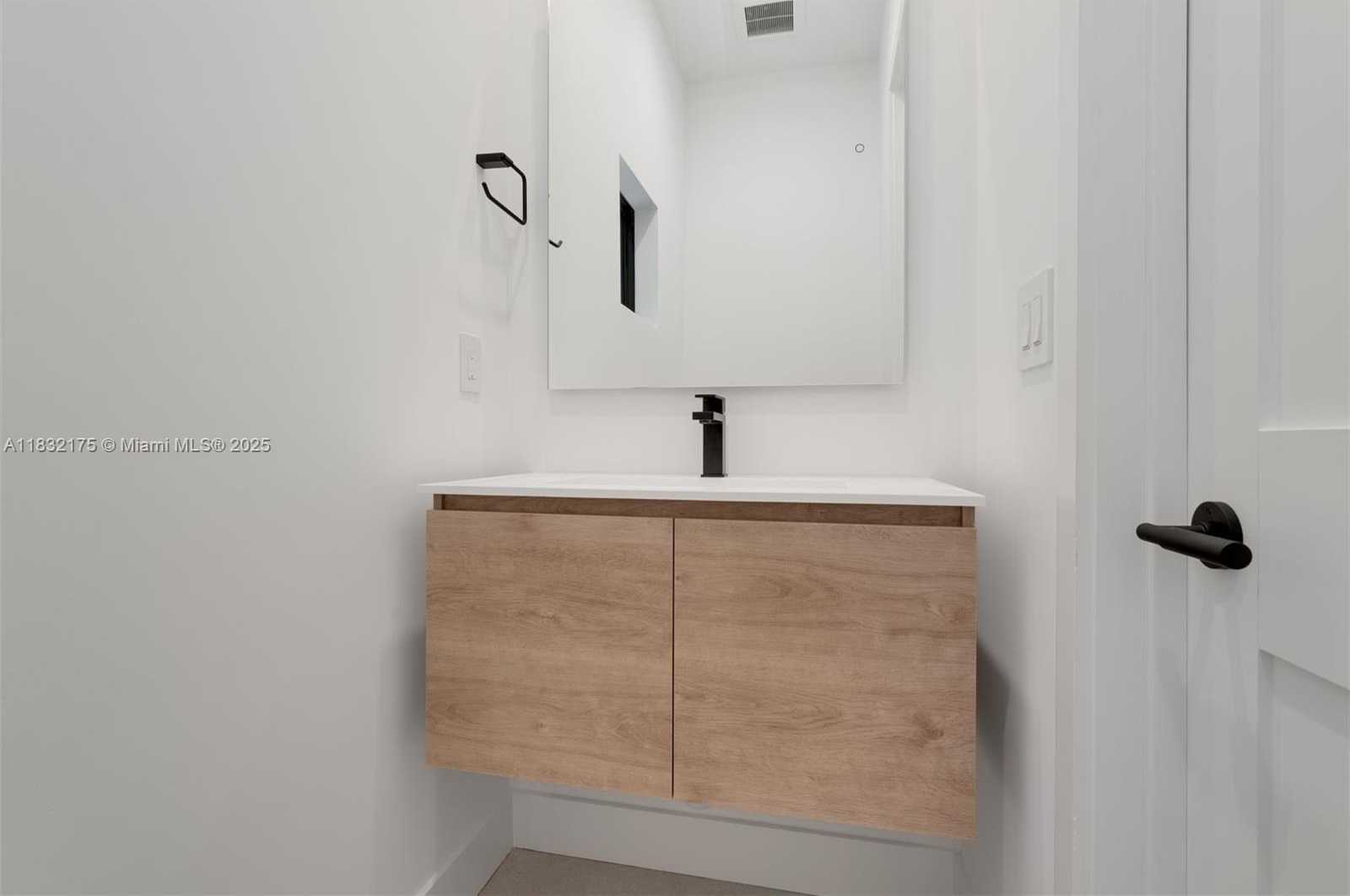 Small Image of 3270 GIFFORD LANE #3270, Miami Number 33