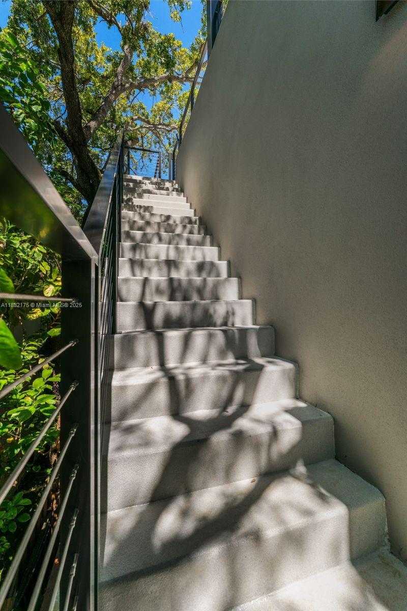 Small Image of 3270 GIFFORD LANE #3270, Miami Number 37