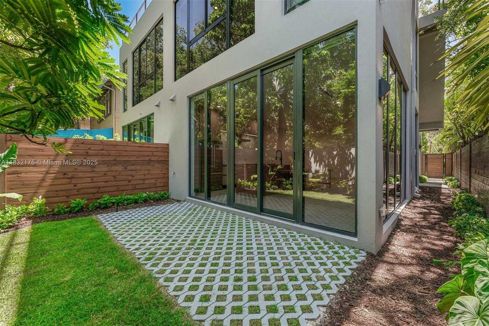 Small Image of 3270 GIFFORD LANE #3270, Miami Number 38