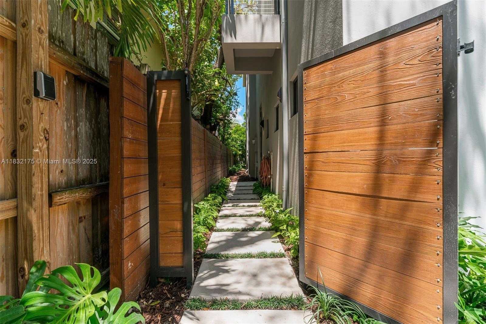 Small Image of 3270 GIFFORD LANE #3270, Miami Number 7