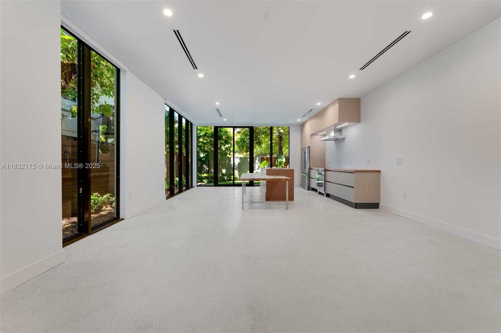 Small Image of 3270 GIFFORD LANE #3270, Miami Number 8
