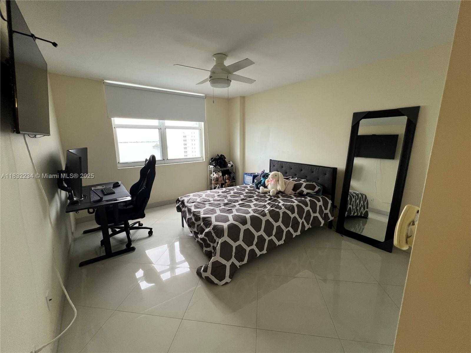 Small Image of 770 CLAUGHTON ISLAND DR #1812, Miami Number 17
