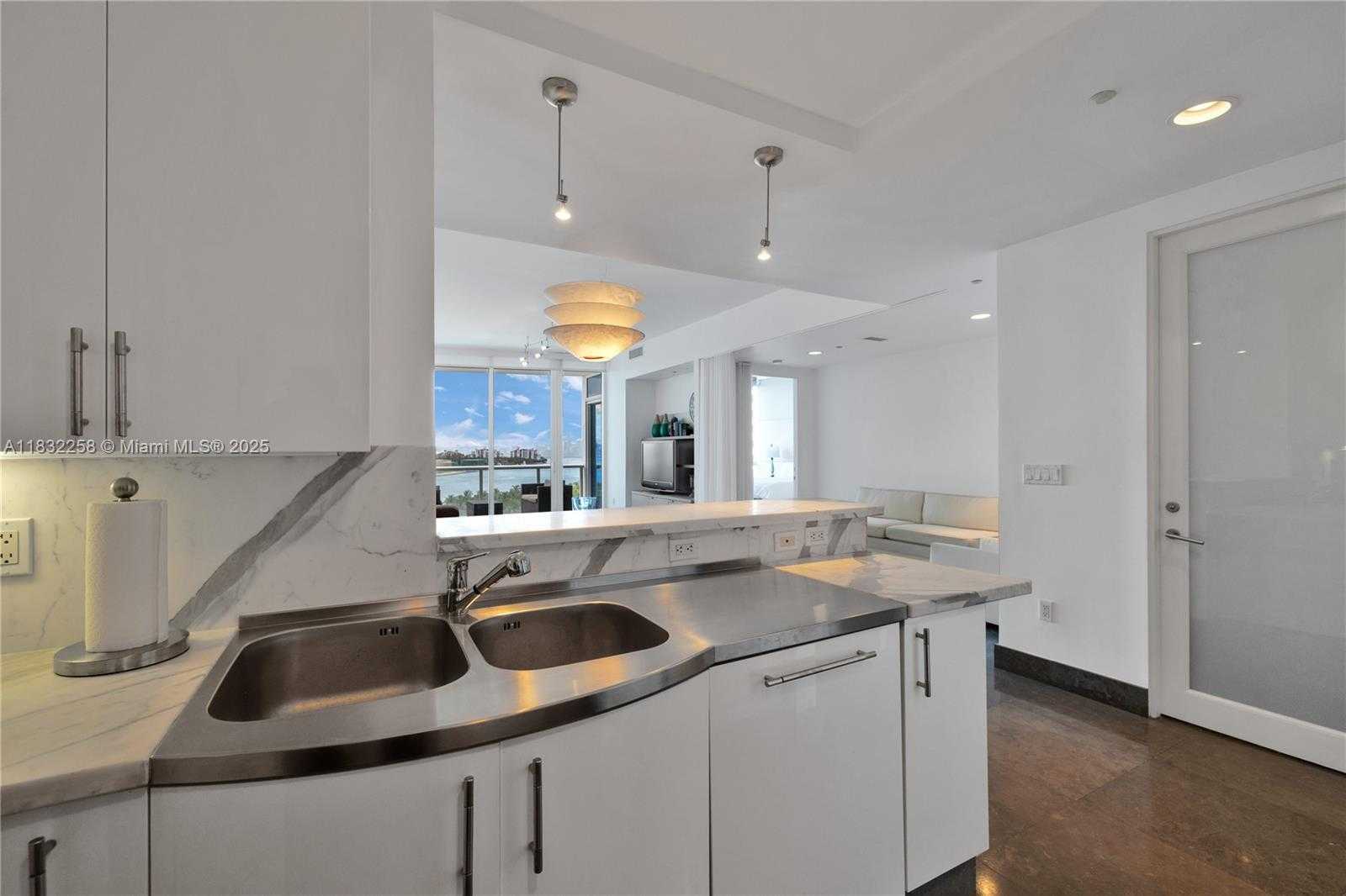 Small Image of 100 SOUTH POINTE DR #902, Miami Beach Number 12