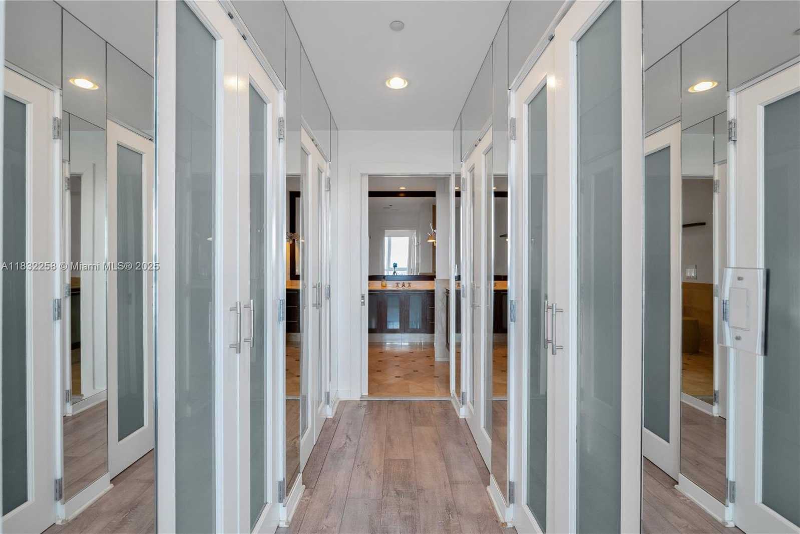 Small Image of 100 SOUTH POINTE DR #902, Miami Beach Number 18