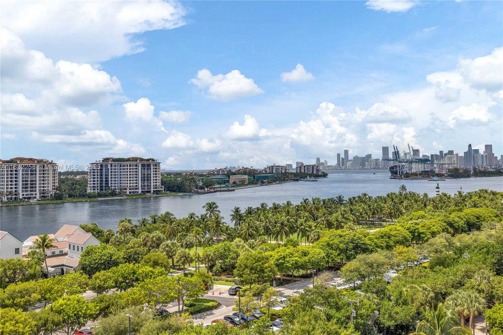 Small Image of 100 SOUTH POINTE DR #902, Miami Beach Number 2