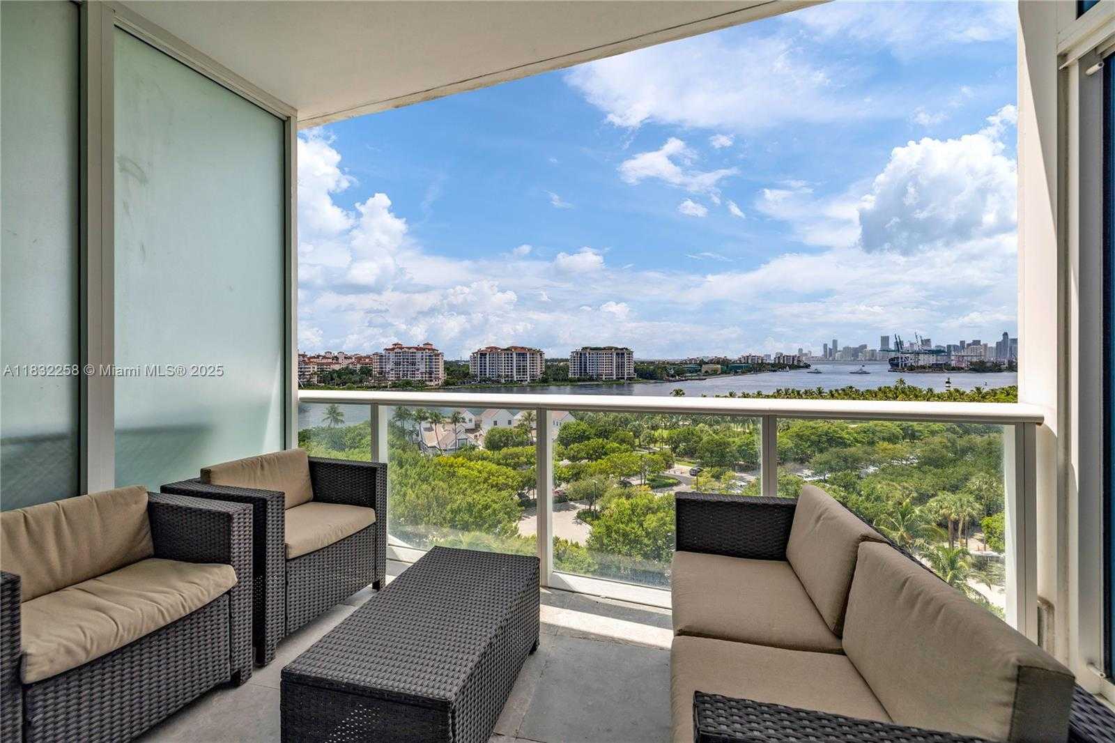 Small Image of 100 SOUTH POINTE DR #902, Miami Beach Number 3