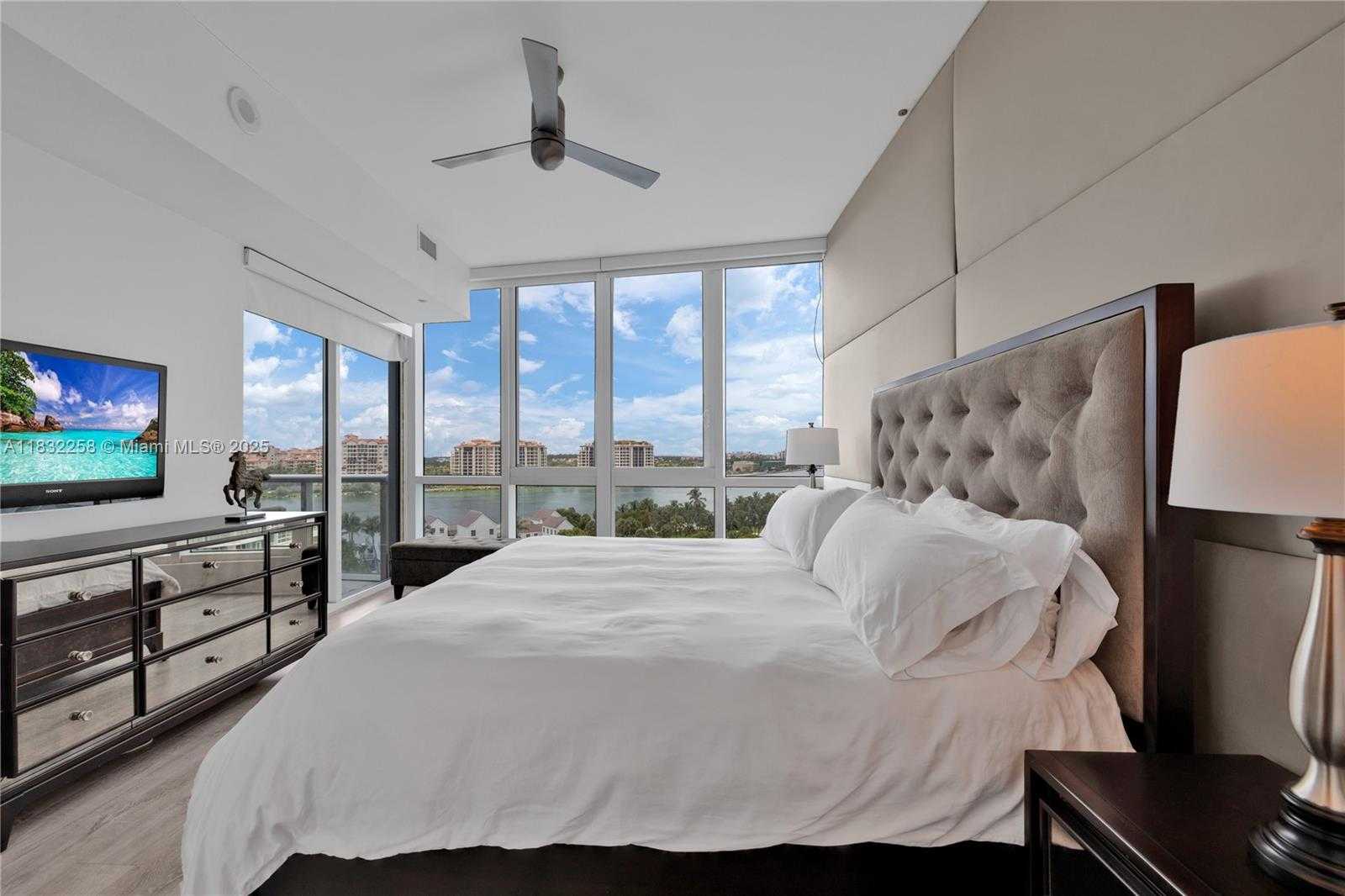 Small Image of 100 SOUTH POINTE DR #902, Miami Beach Number 4