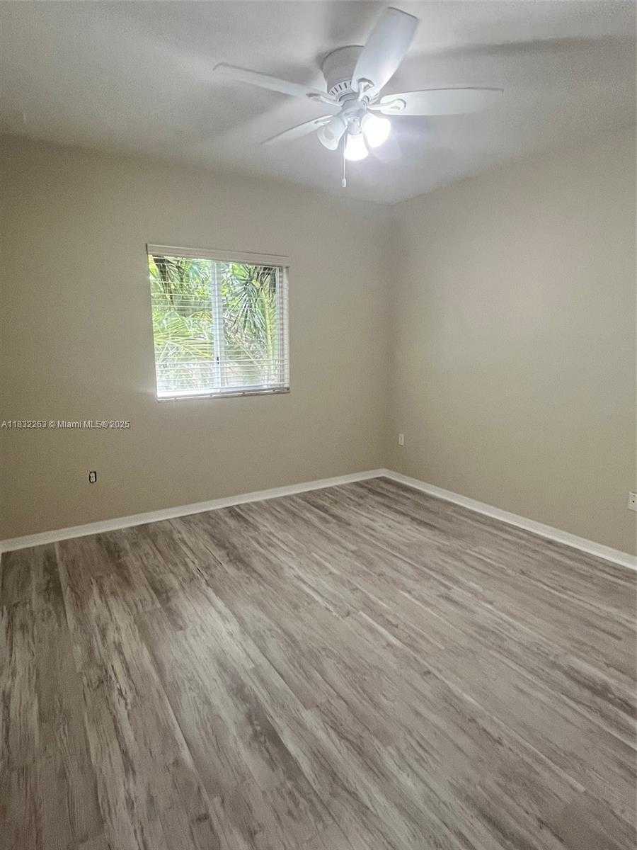 Small Image of 2363 SE 16th Pl, Homestead, FL 33035, USA Number 8