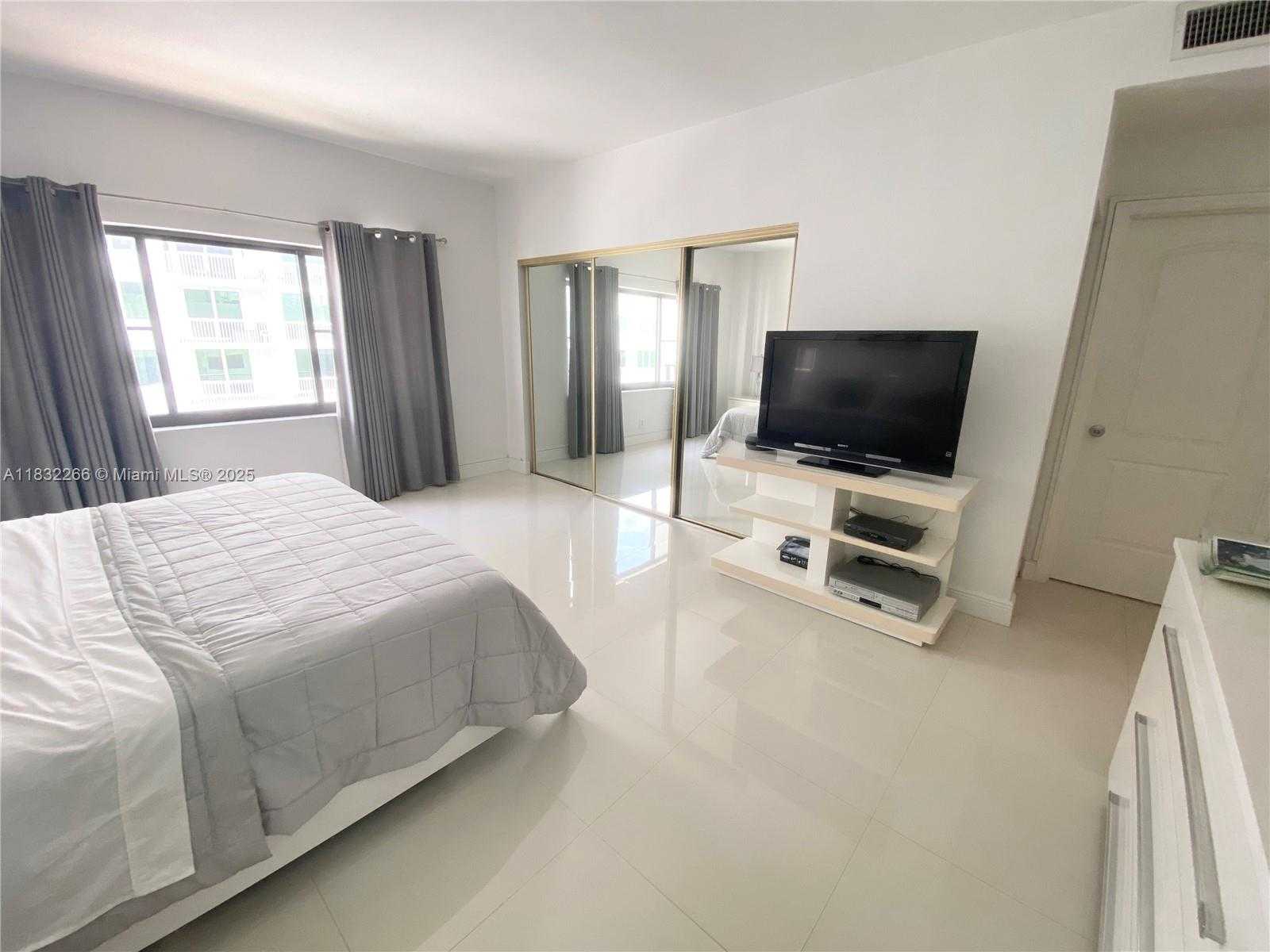Small Image of 5415 COLLINS AVE #PH-B, Miami Beach Number 13