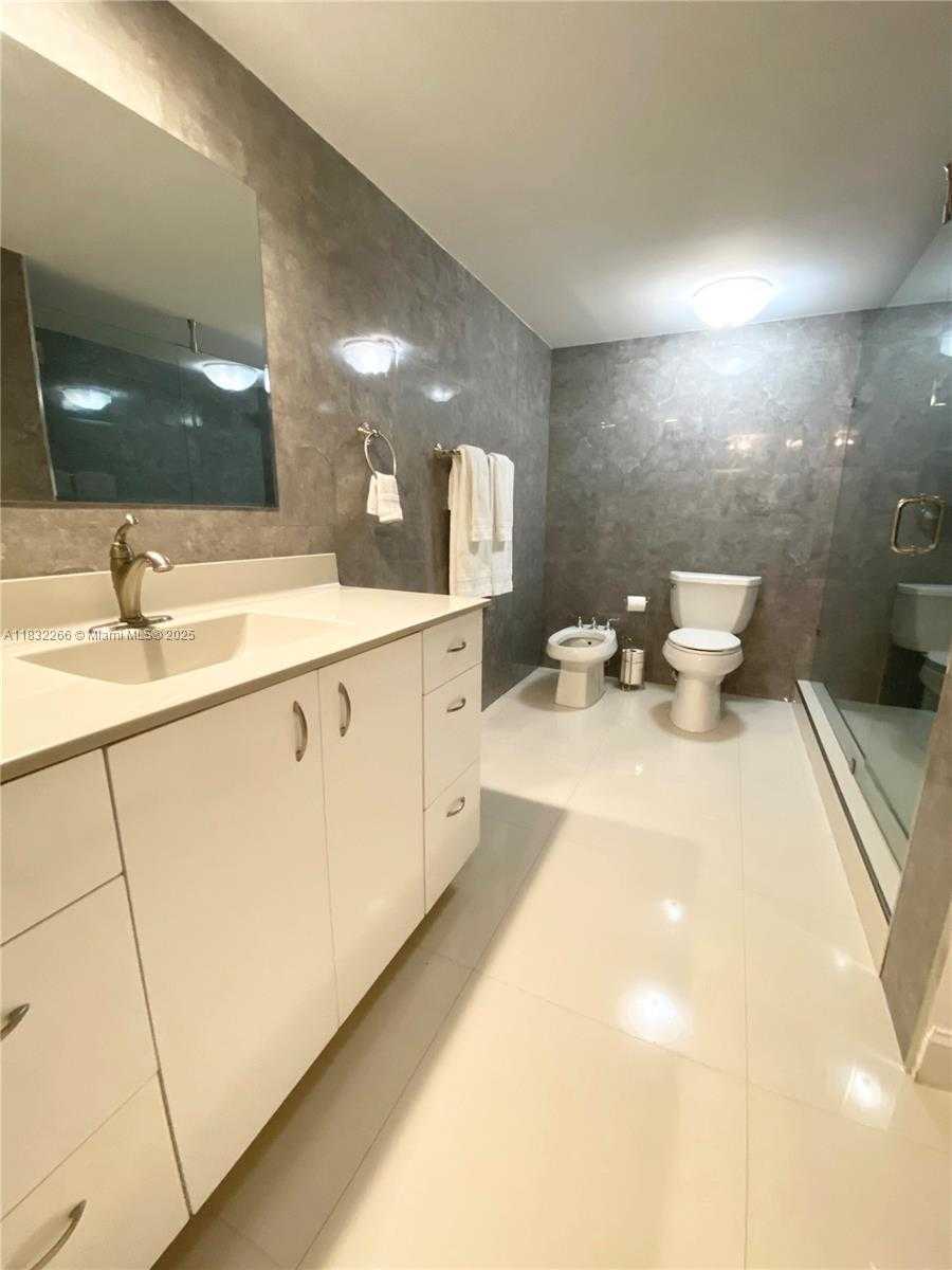 Small Image of 5415 COLLINS AVE #PH-B, Miami Beach Number 14