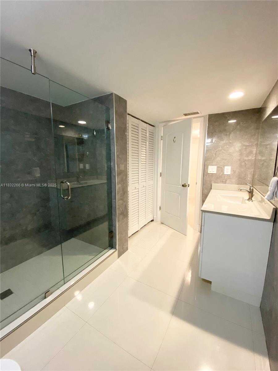 Small Image of 5415 COLLINS AVE #PH-B, Miami Beach Number 15