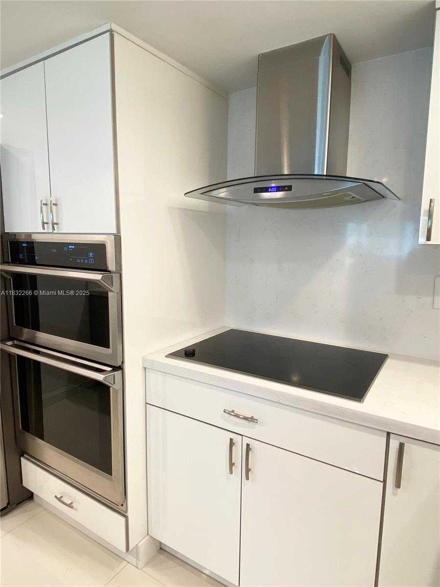 Small Image of 5415 COLLINS AVE #PH-B, Miami Beach Number 21