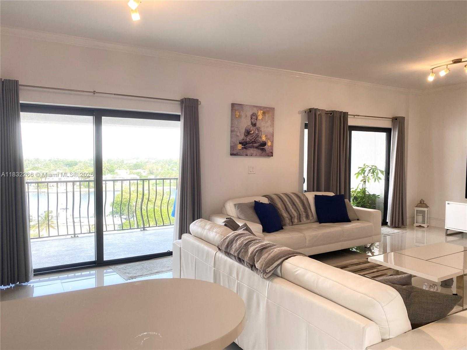 Small Image of 5415 COLLINS AVE #PH-B, Miami Beach Number 4