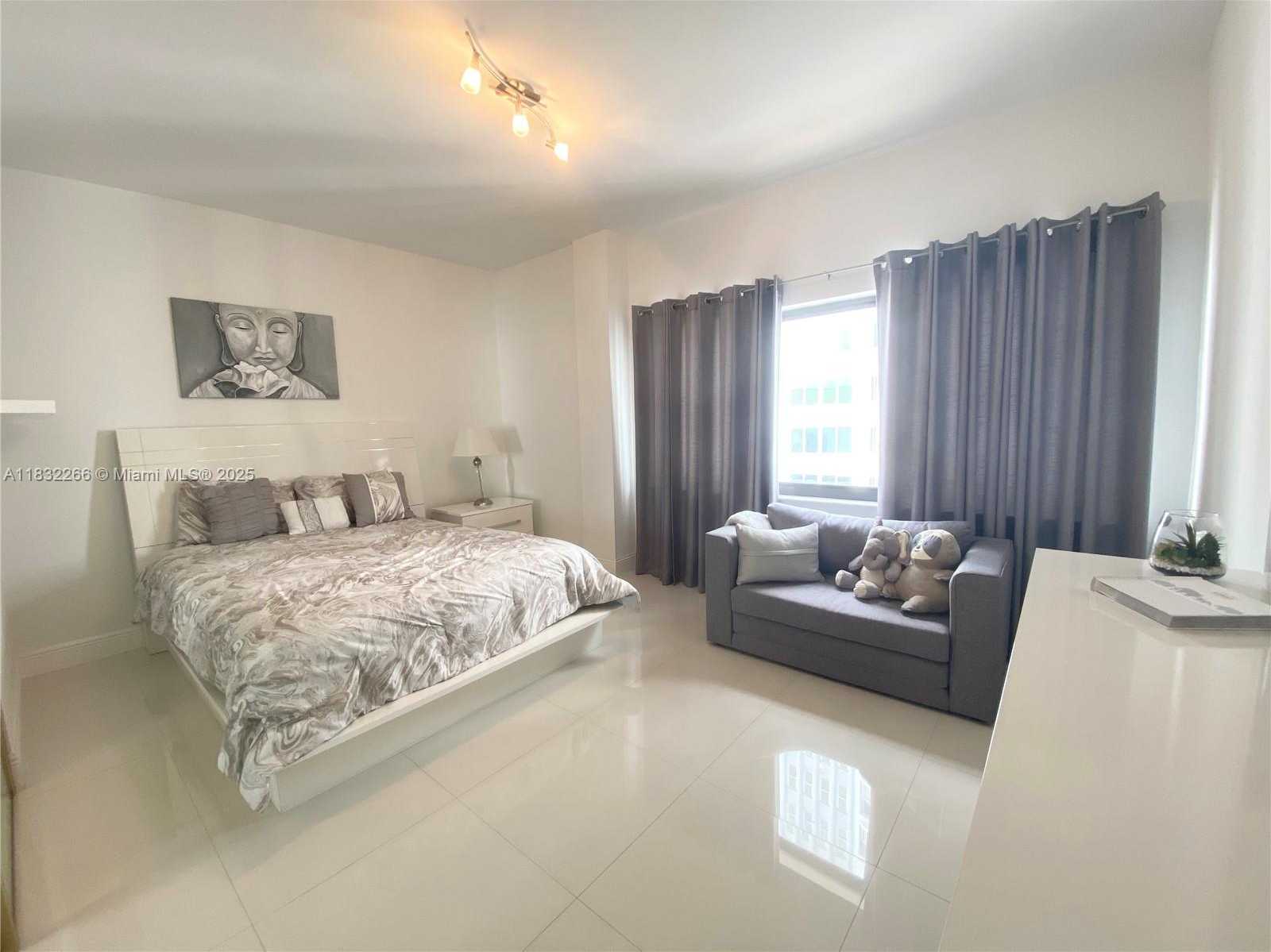 Small Image of 5415 COLLINS AVE #PH-B, Miami Beach Number 6