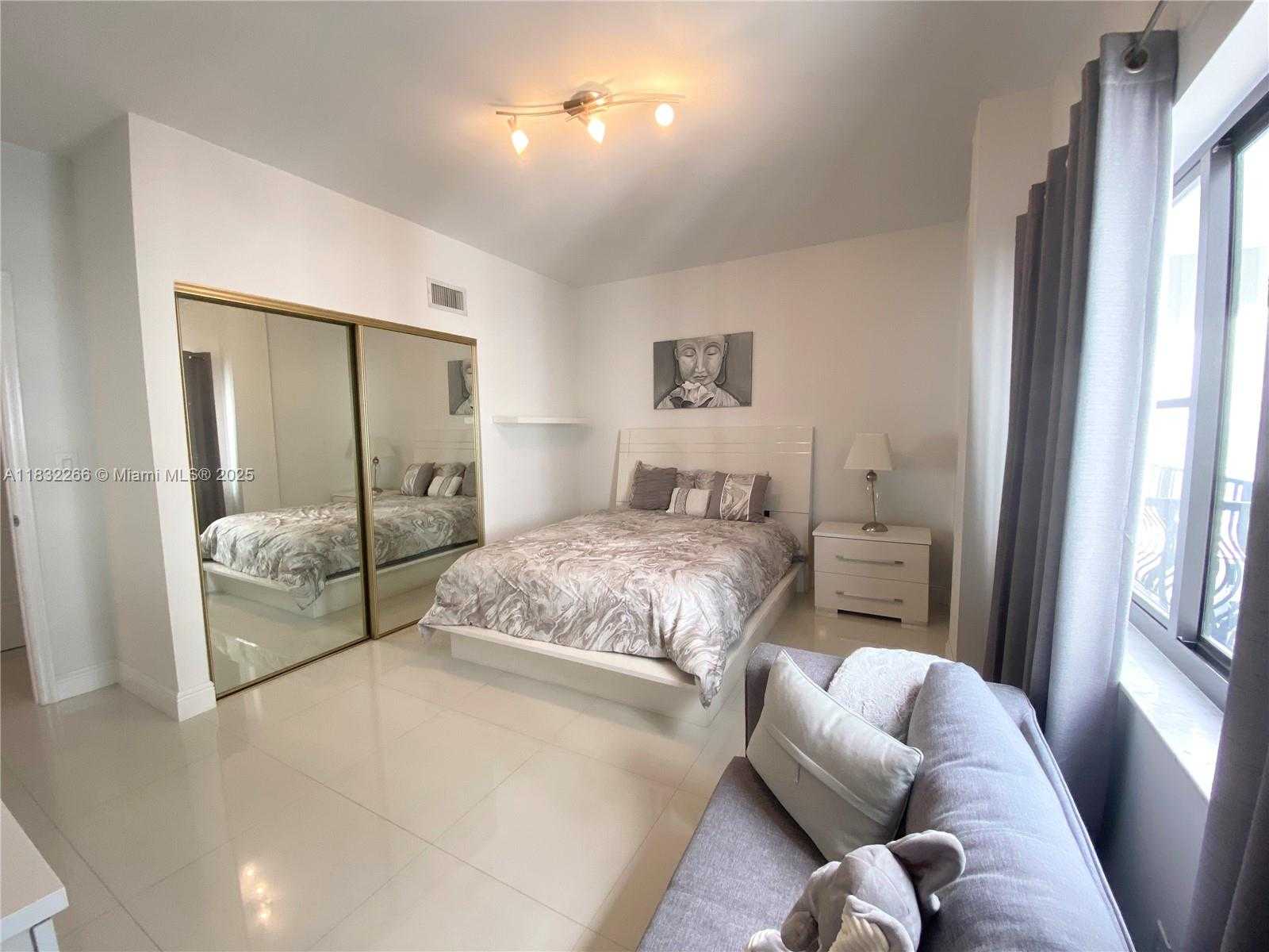 Small Image of 5415 COLLINS AVE #PH-B, Miami Beach Number 7