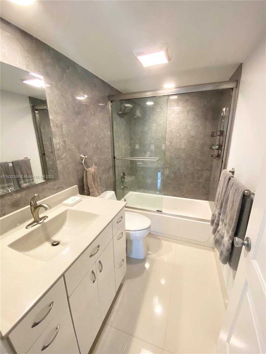 Small Image of 5415 COLLINS AVE #PH-B, Miami Beach Number 8