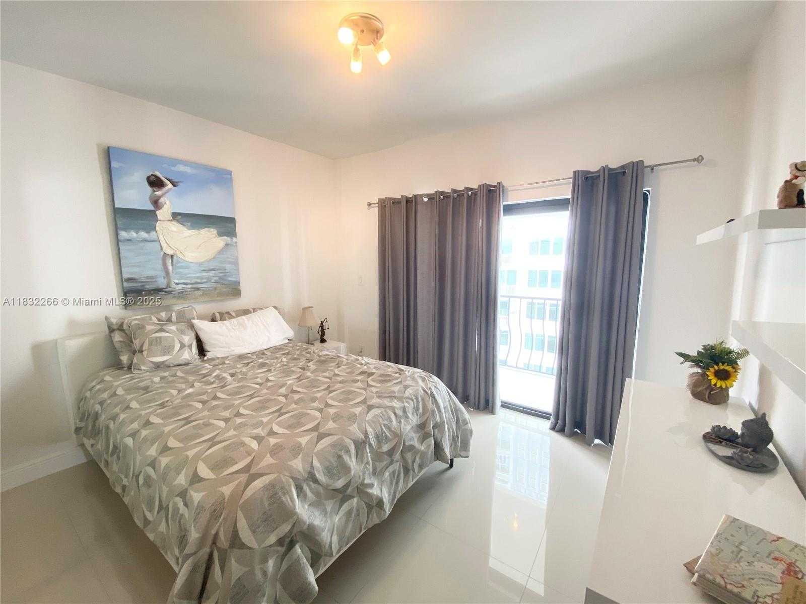 Small Image of 5415 COLLINS AVE #PH-B, Miami Beach Number 9