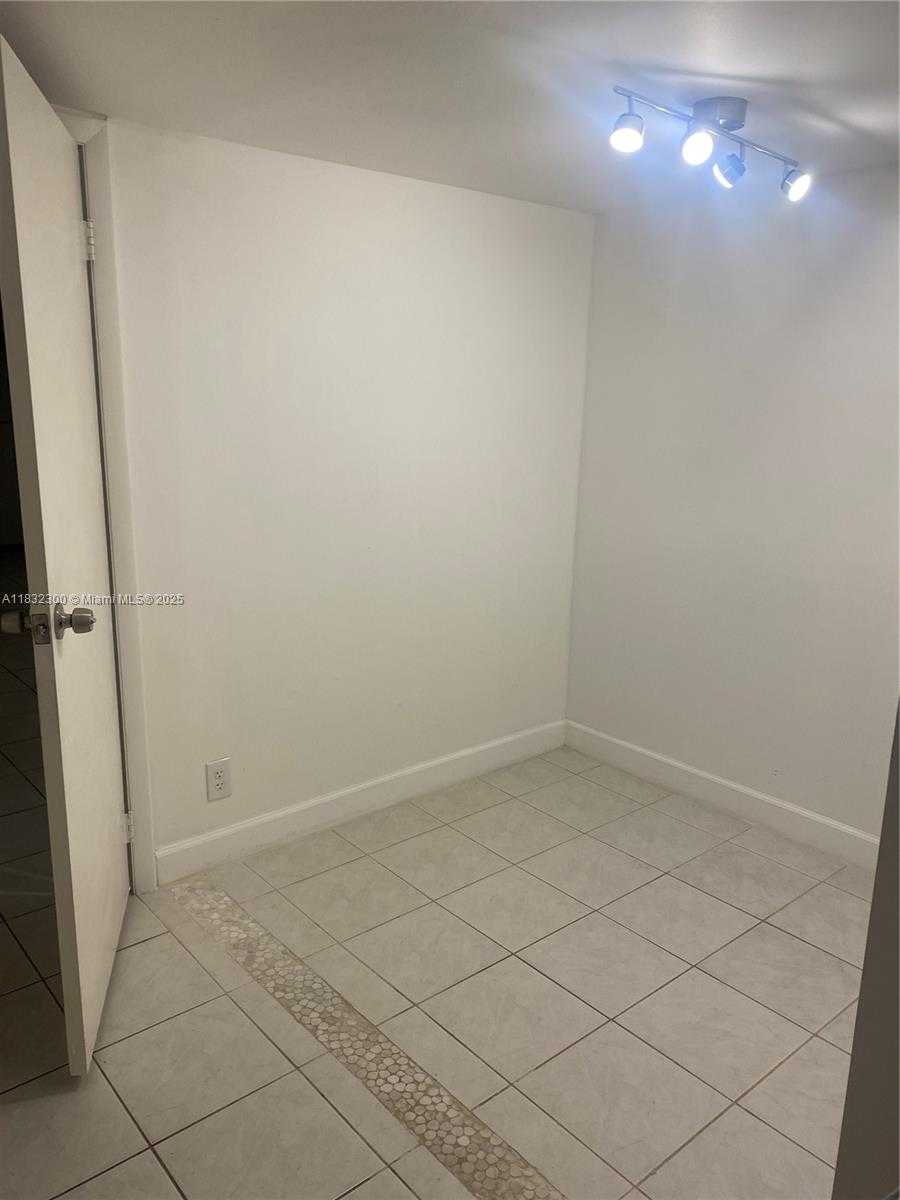 Small Image of 3101 NORTH COUNTRY CLUB DR #801, Aventura Number 10