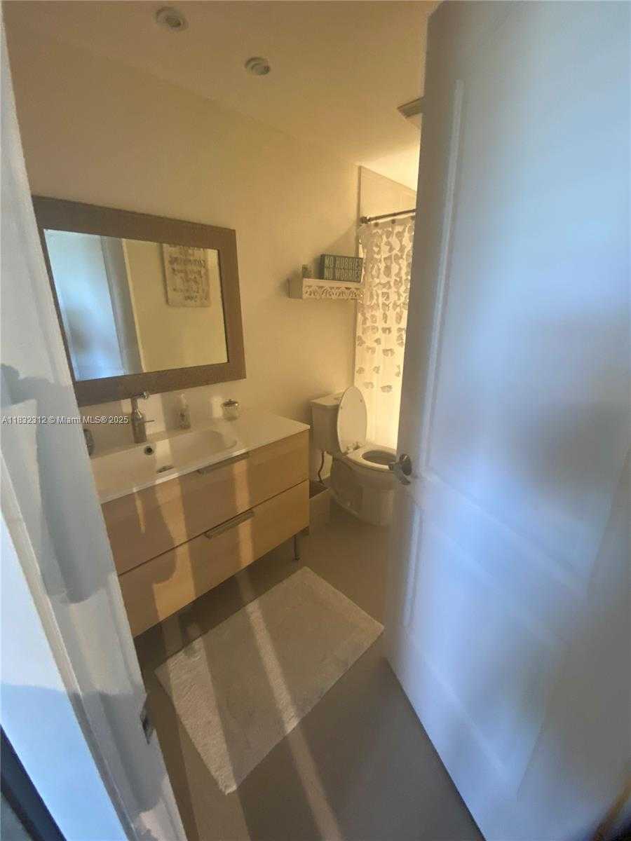 Small Image of 8290 LAKE DR #538, Doral Number 10